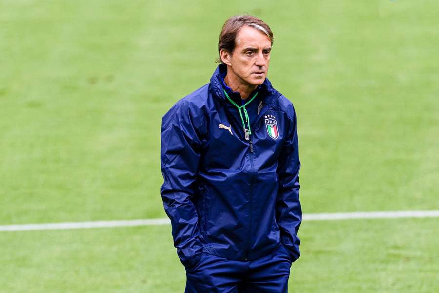 Roberto Mancini orienta a Itália