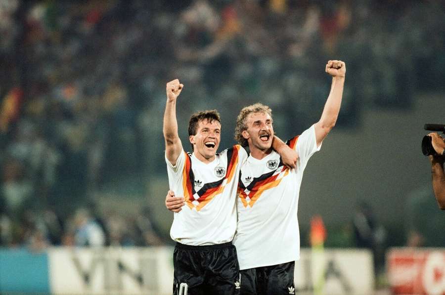 Der heutige DFB-Sportdirektor Rudi Völler (re.) mit Lothar Matthäus nach dem großen Triumph 1990