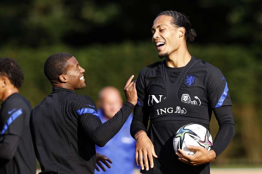 Georginio Wijnaldum en Virgil van Dijk op de training bij Oranje