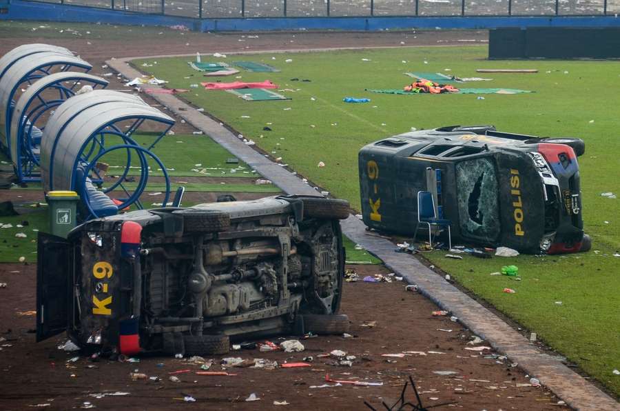 Prvá prehra Aremy so Surabayou po 23 rokoch naštartovala obrovskú tragédiu.