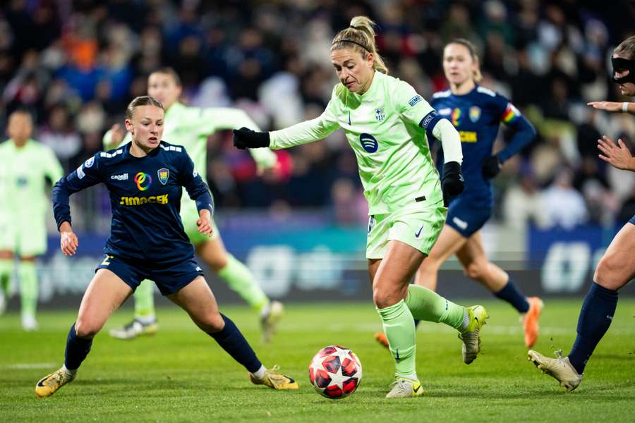 Alexia Putellas, a punto de armar su zurda para marcar su gol