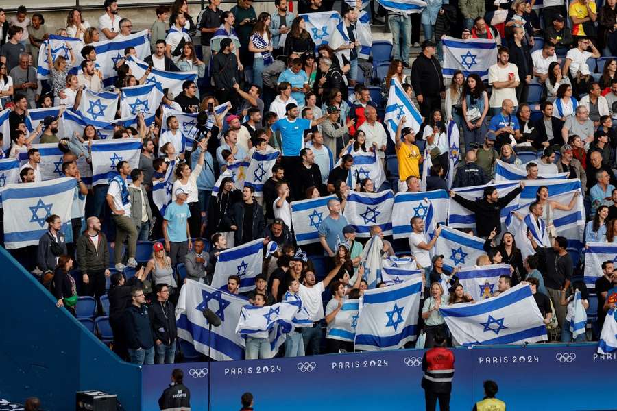 Bandeiras de Israel durante partida contra o Paraguai, nos Jogos Olímpicos de Paris