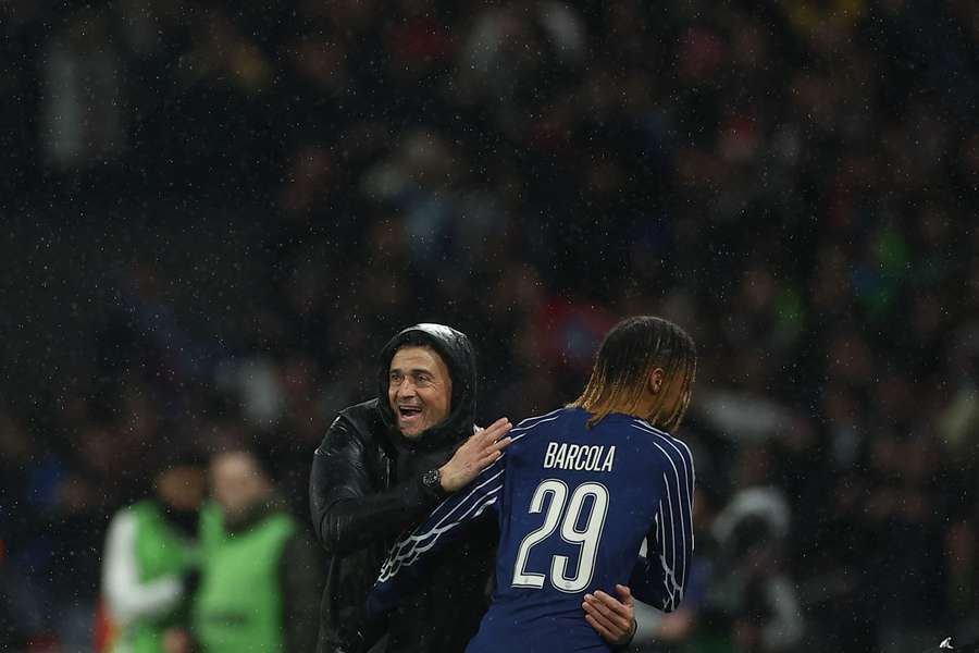 Luis Enrique felicitando a Barcola por su partido.