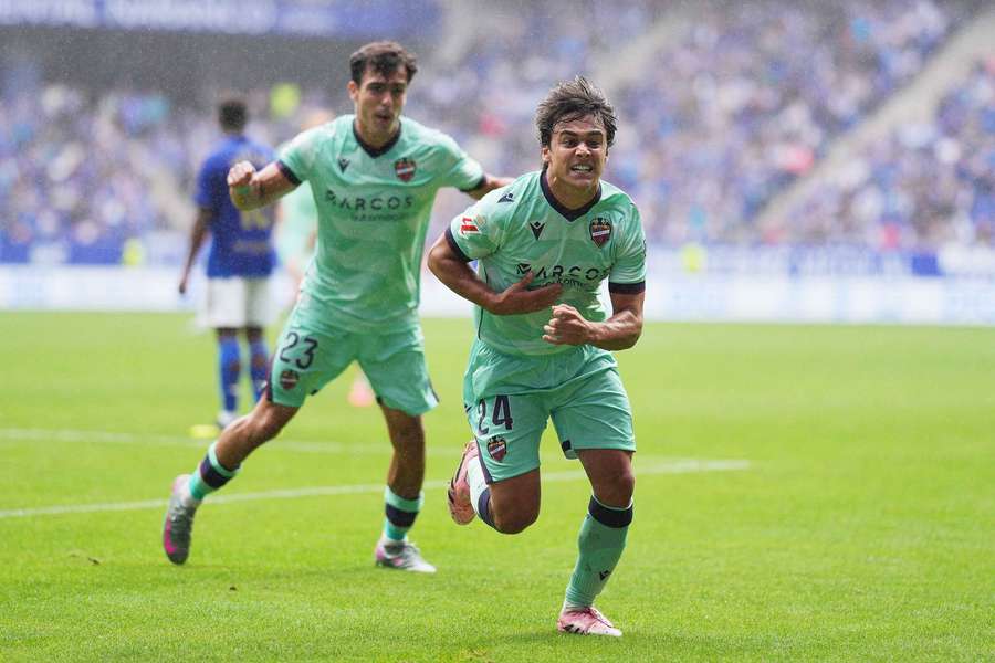 Carlos Álvarez dal vítězný gól Levante v zápase s Realem Oviedo.