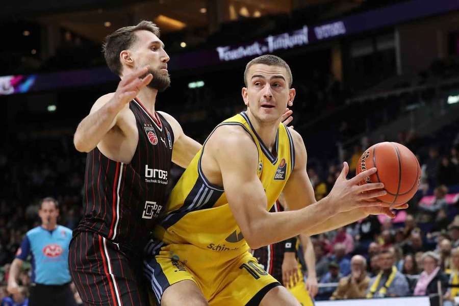 Alba Berlins Tim Schneider am Ball.