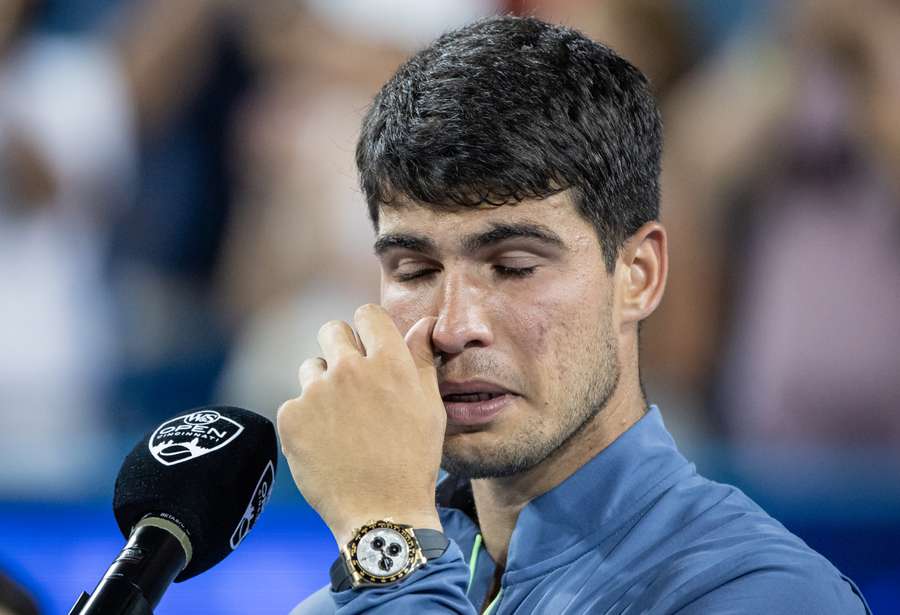 Alcaraz chorou após a derrota para Djokovic