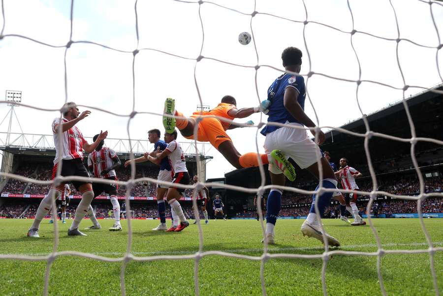 O guarda-redes do Southampton, Gavin Bazunu, afasta a bola no jogo contra o Ipswich