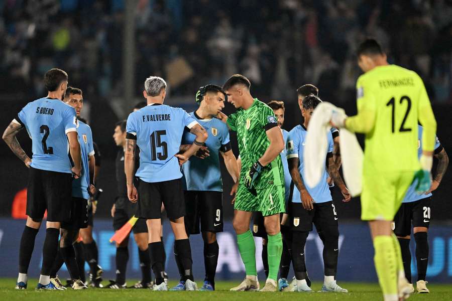 De spelers van Uruguay bedanken Suarez na het laatste fluitsignaal