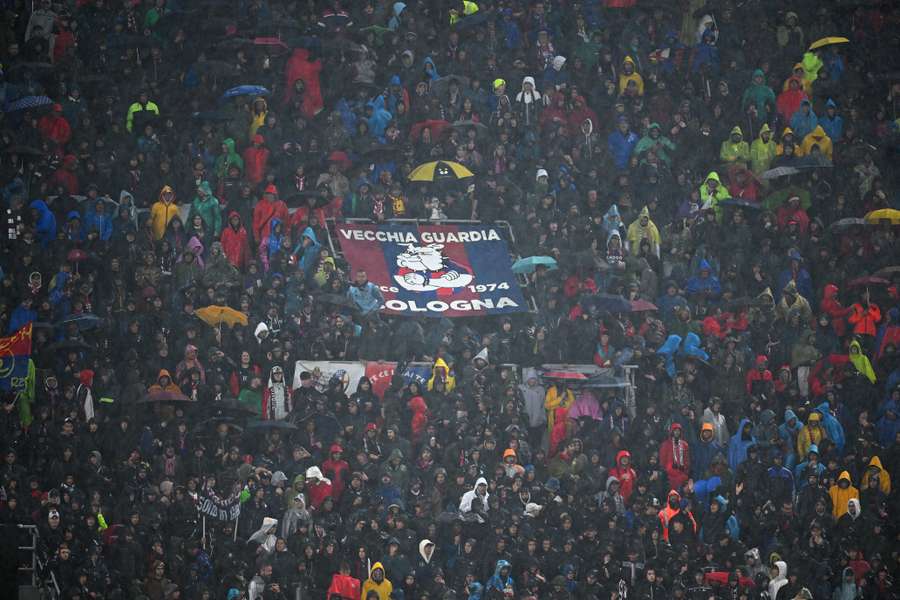 Aficionados del Bologna bajo el agua