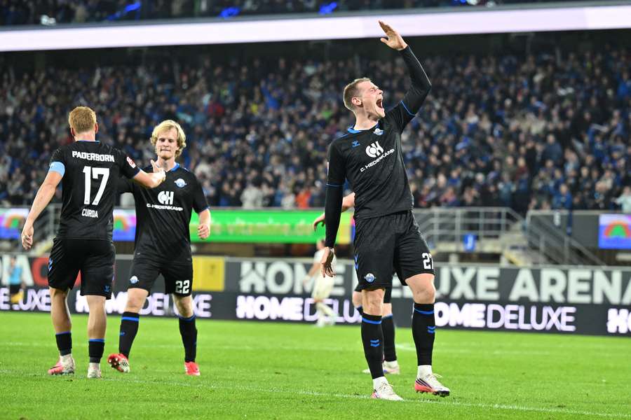Paderborn porazil Hoffenheim 3:1. Paderborn porazil Hoffenheim 3:1.