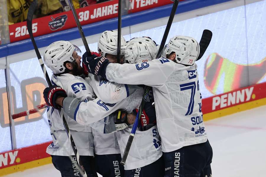 Die Adler feiern das 3:3 - später gab's den Siegtreffer in der Overtime.