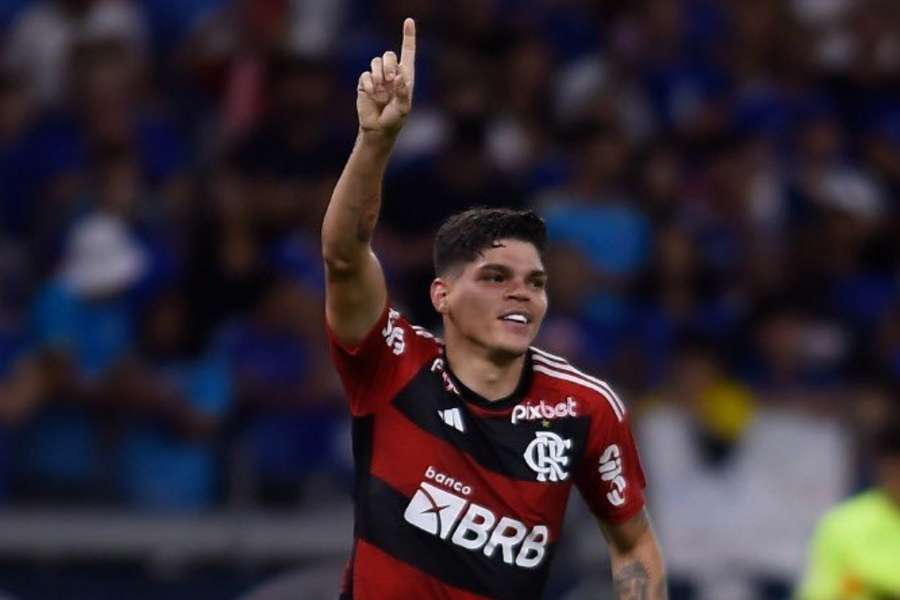 Ayrton Lucas abriu o placar para o Flamengo no Mineirão