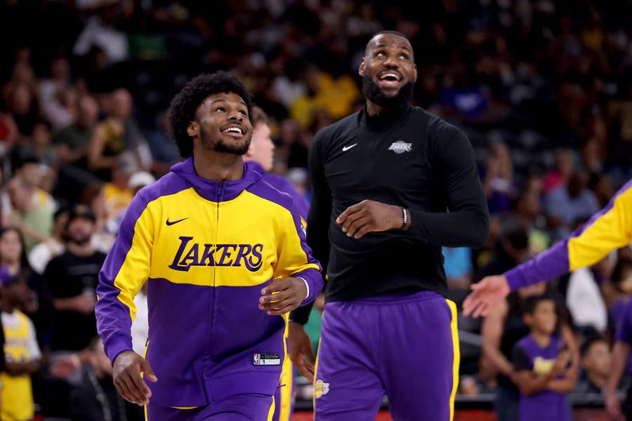 LeBron und Bronny James standen erstmals gemeinsam für die Los Angeles Lakers auf dem Feld.