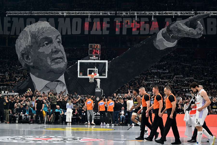 Imagine a Arenei Stark cu un tifo Zeljko Obradovic.
