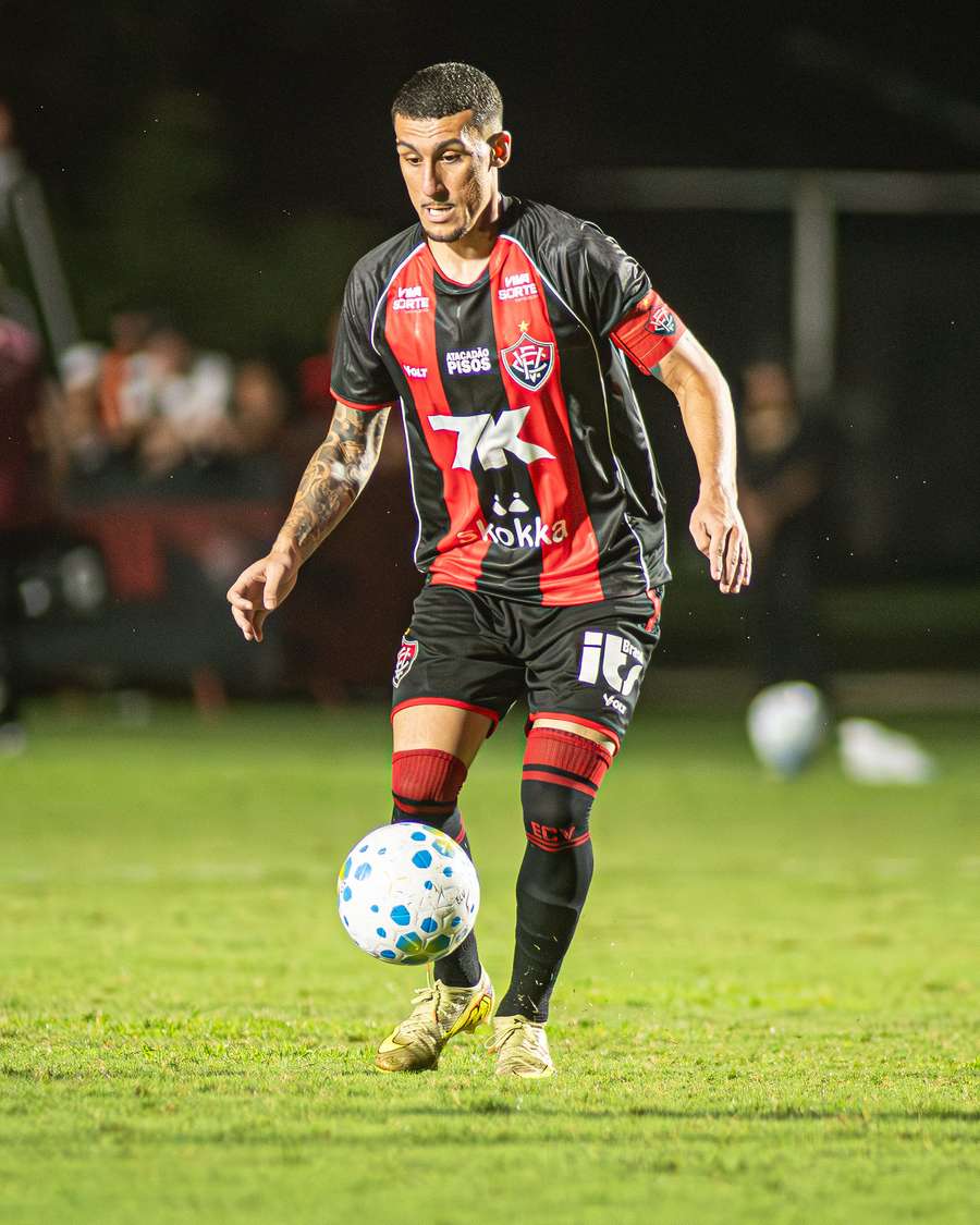 Baralhas desfalca Vitória contra Flamengo