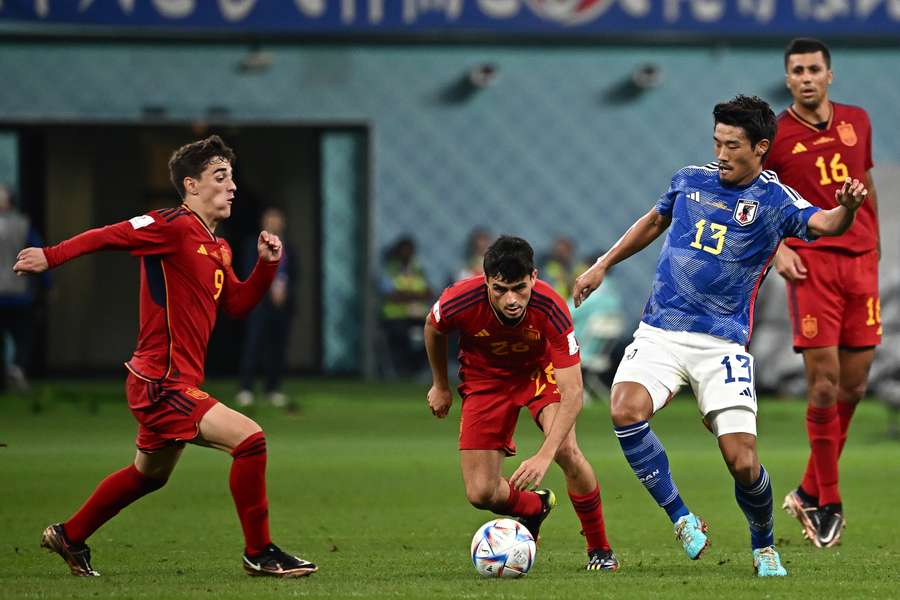 Gavi y Pedri disputan un balón durante el partido ante Japón.