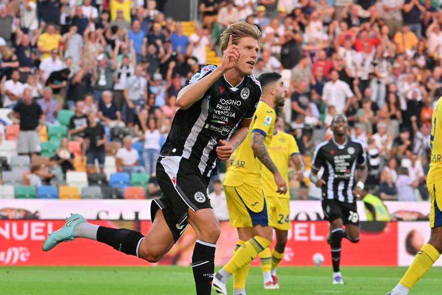 Thomas Kristensen z Udinese (z lewej) i Rafael Leao z AC Milan w akcji podczas meczu Serie A w kwietniu na stadionie w Udine Thomas Kristensen z Udinese (z lewej) i Rafael Leao z AC Milan w akcji podczas meczu Serie A w kwietniu na stadionie w Udine