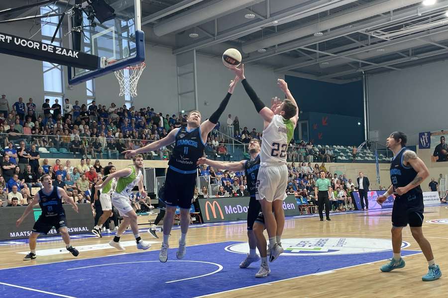 Brock Gardner (r.) van ZZ Leiden in duel met Michal Kozak van Landstede Hammers