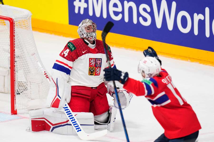 Petr Mrázek inkasoval v utkání s Nory tři góly z 11 střel.