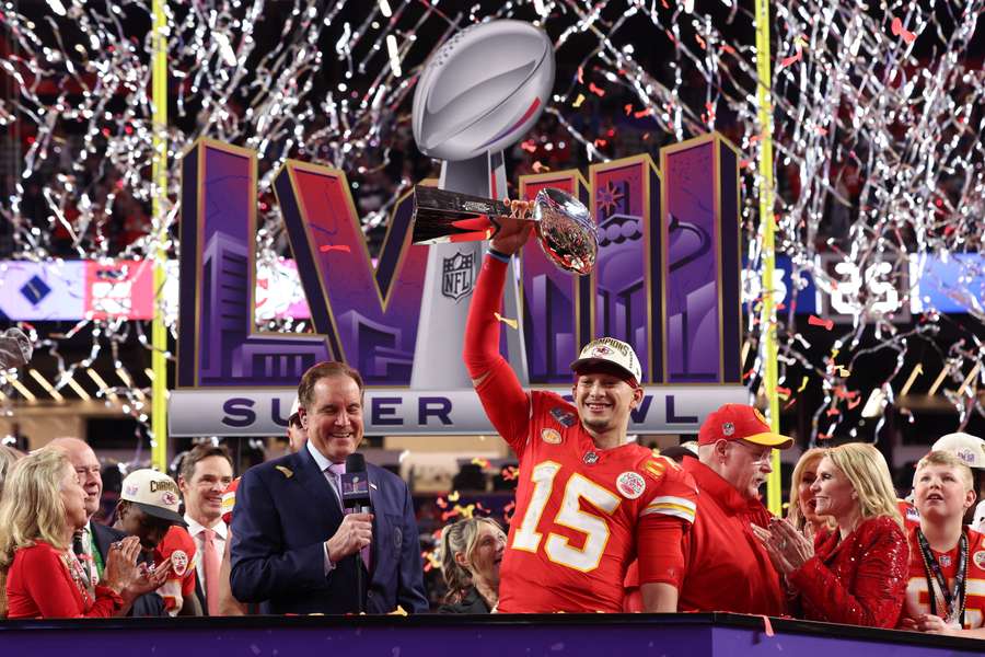 O quarterback dos Chiefs levantando seu terceiro troféu Vince Lombardi
