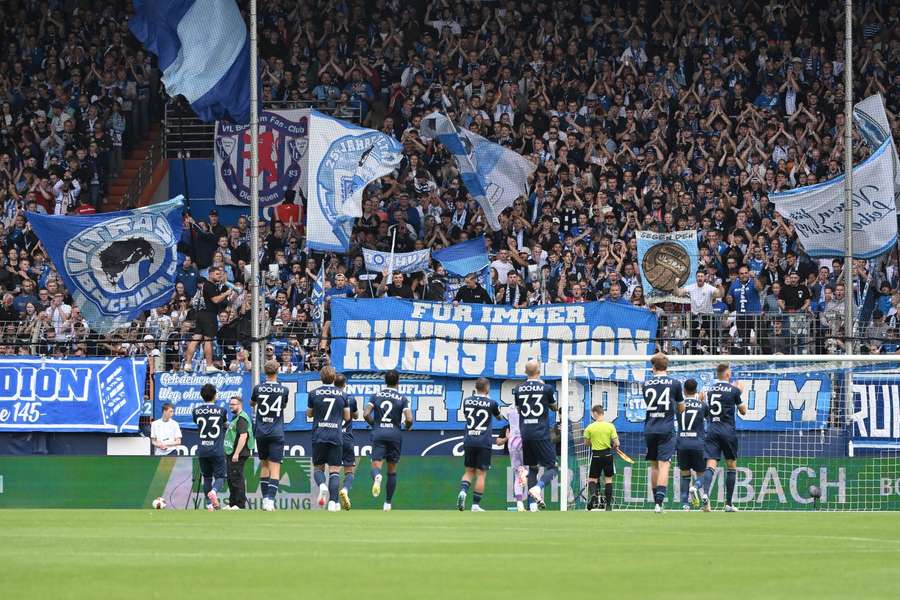 Jucătorii lui Bochum își salută fanii, după duelul încheiat la egalitate cu Greuter Furth, 1-1, în Bundesliga 2 Jucătorii lui Bochum își salută fanii, după duelul încheiat la egalitate cu Greuter Furth, 1-1, în Bundesliga 2