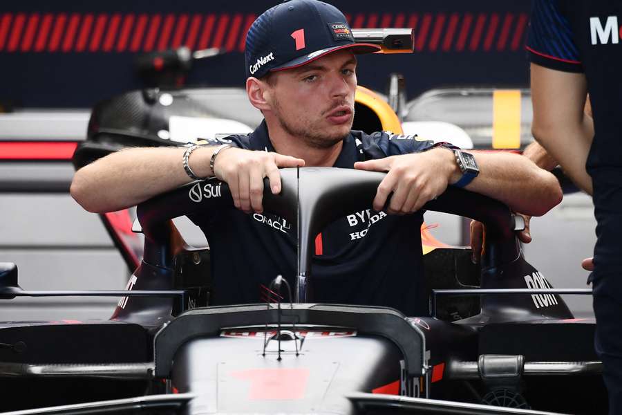Max Verstappen en discussion avec son équipe.