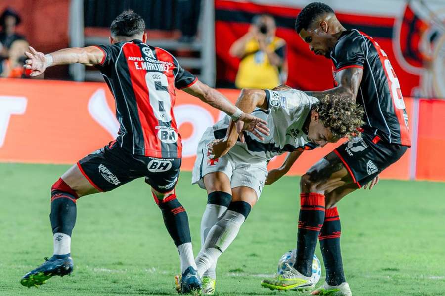 Vitória e Vasco em duelo no Barradão pela 19ª rodada do Brasileirão Vitória e Vasco em duelo no Barradão pela 19ª rodada do Brasileirão
