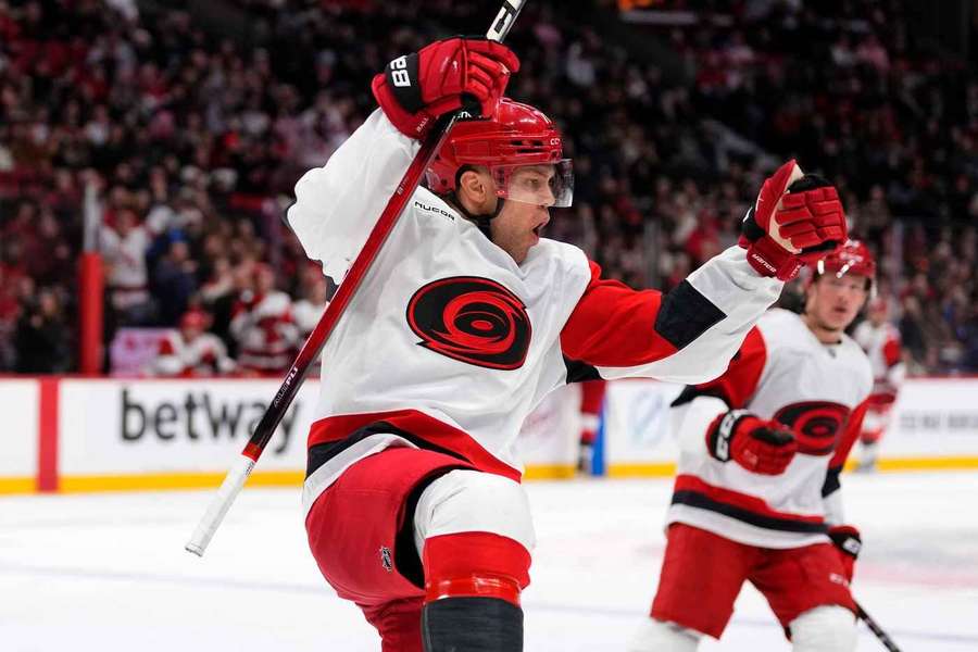 Taylor Hall táhne svými výkony Carolinu v play off NHL.