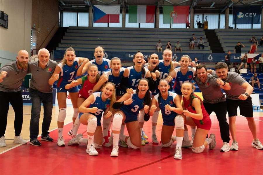 A festa das jogadoras portuguesas em Costa Volpino