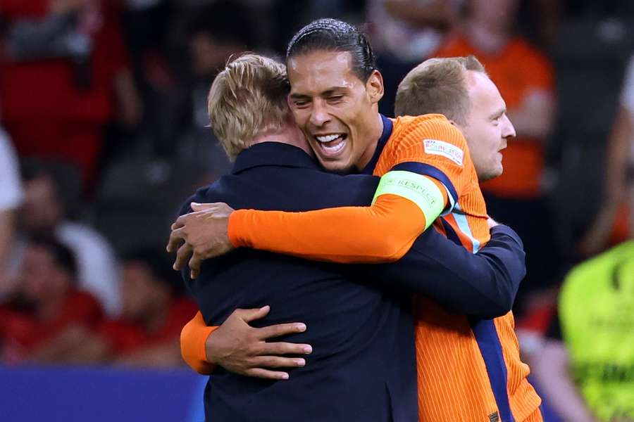 Van Dijk vliegt Koeman in de armen