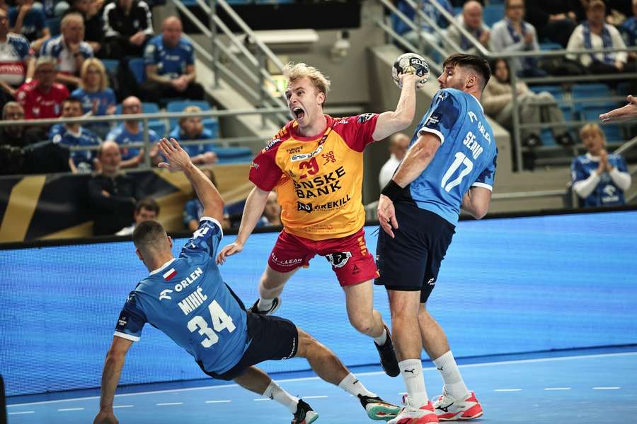 Hjlate Lykke breaks through the Polish defense