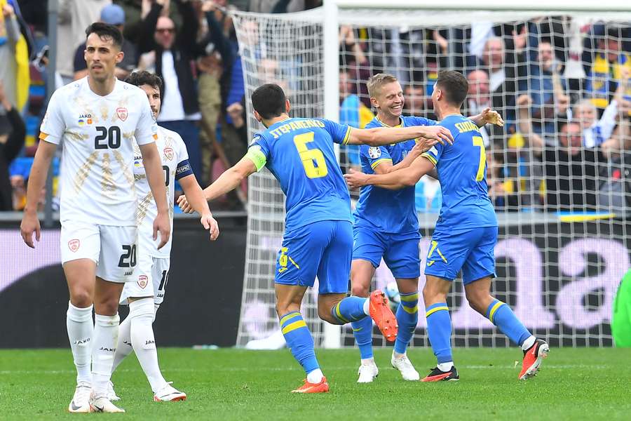 Jogadores ucranianos comemoram primeiro gol do jogo em Praga