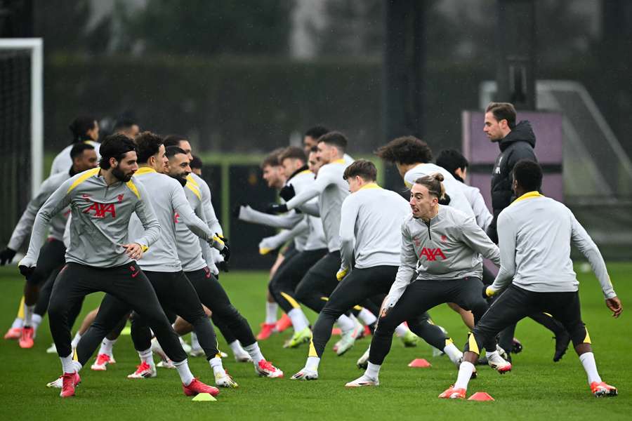 Los jugadores del Liverpool entrenan en la jornada previa.