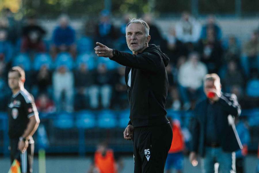 Trenér Baníku Ostrava Roman Skuhravý.