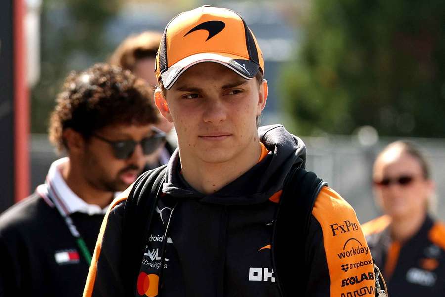 Oscar Piastri dans le paddock. Oscar Piastri dans le paddock.