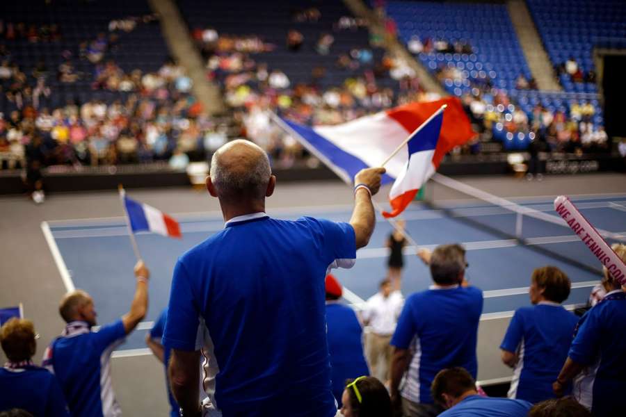 Banderas francesas ondeando en un partido de la Fed Cup en 2014