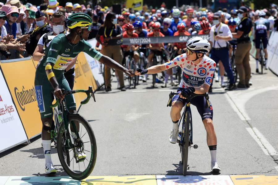 Tourpeloton op weg voor lastige heuvelrit naar Barcelonnette