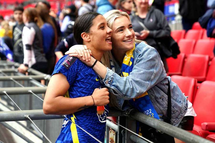 Sam Kerr en Kristie Mewis na een wedstrijd van Chelsea