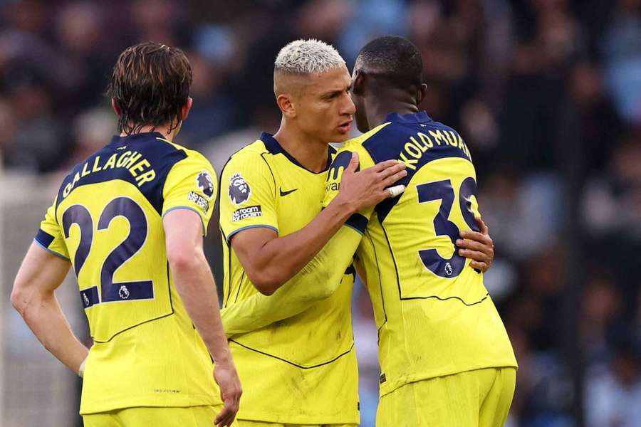 Richarlison este felicitat după ce a marcat al doilea gol