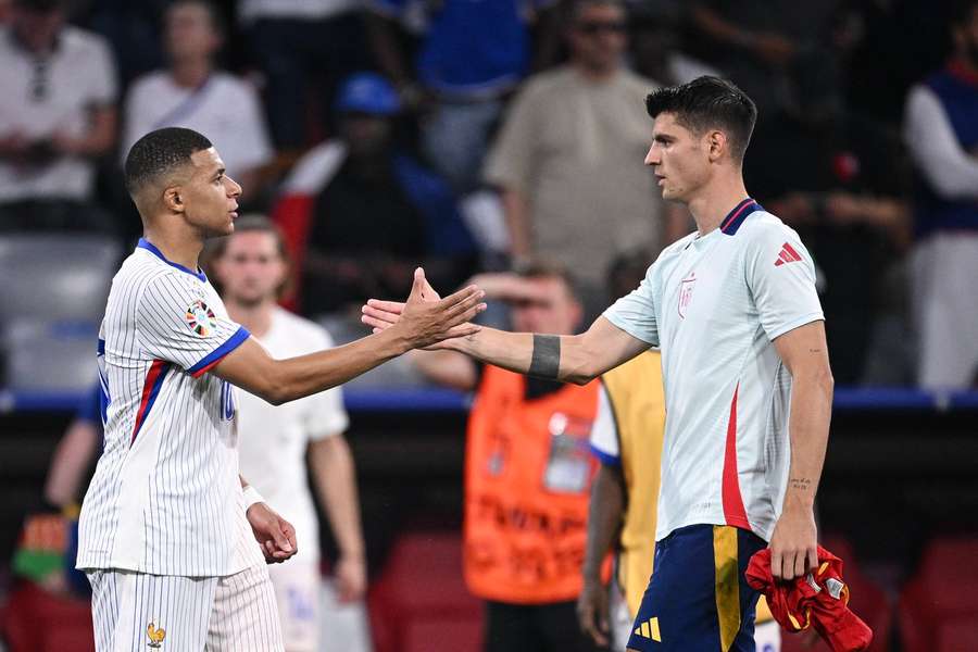 Mbappé y Morata se saludan después de un España-Francia.