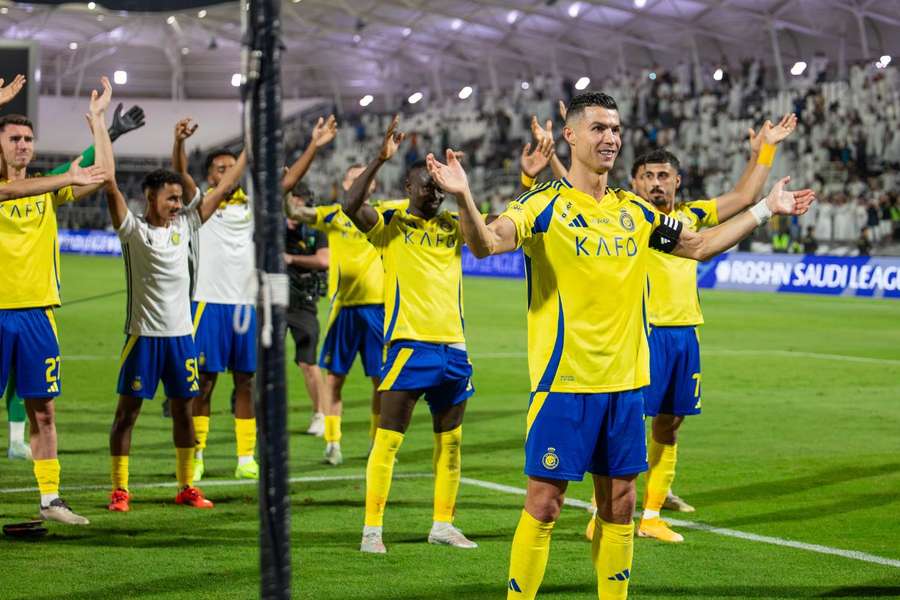 Ronaldo e altri giocatori dell'Al Nassr festeggiano la vittoria