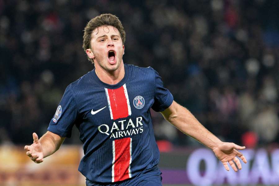 Joao Neves célébrant son second but avec le PSG.
