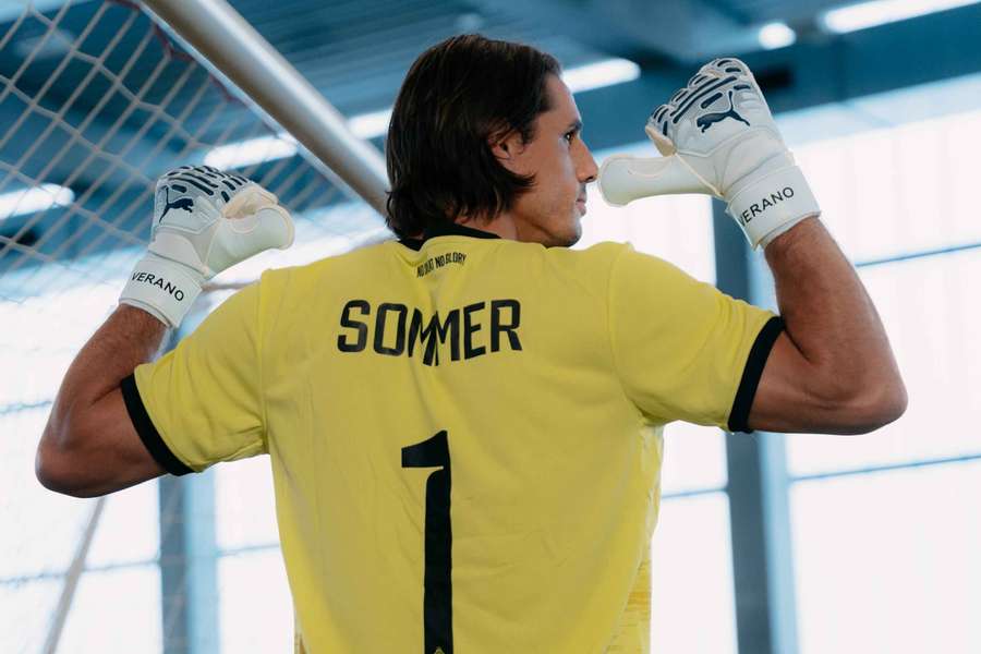 Yann Sommer com as suas novas cores. Yann Sommer com as suas novas cores.