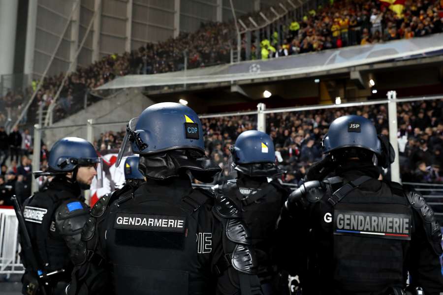 Politie voor het uitvak van PSV tijdens de wedstrijd tussen RC Lens en PSV in het Stade Bollaert-Delelis