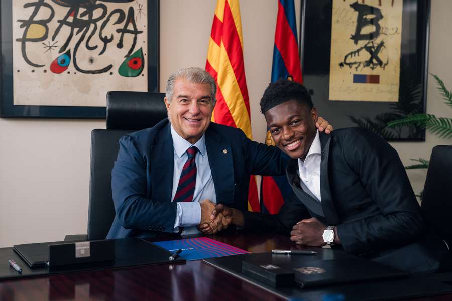 Laporta y Bisiwu, en la presentación del futbolista como culé Laporta y Bisiwu, en la presentación del futbolista como culé