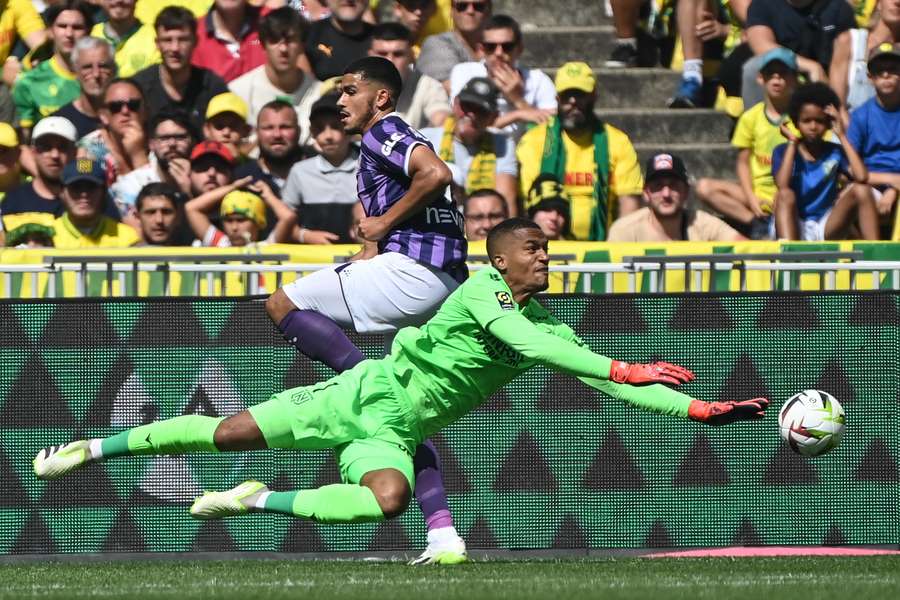 Alban Lafont teve de sair de maca no jogo contra o Toulouse