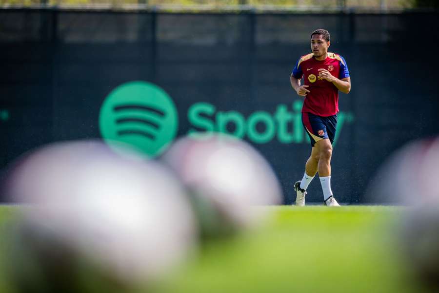 Vitor Roque, durante un entrenamiento con el Barcelona