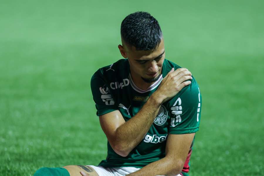Andreas Pereira sente o ombro esquerdo após dividida