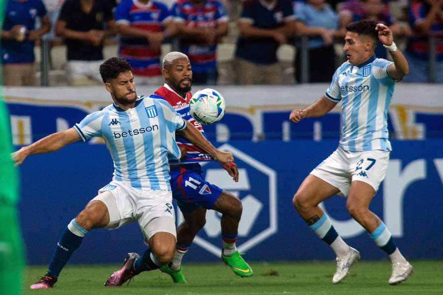 Racing derrotó a Fortaleza en Brasil