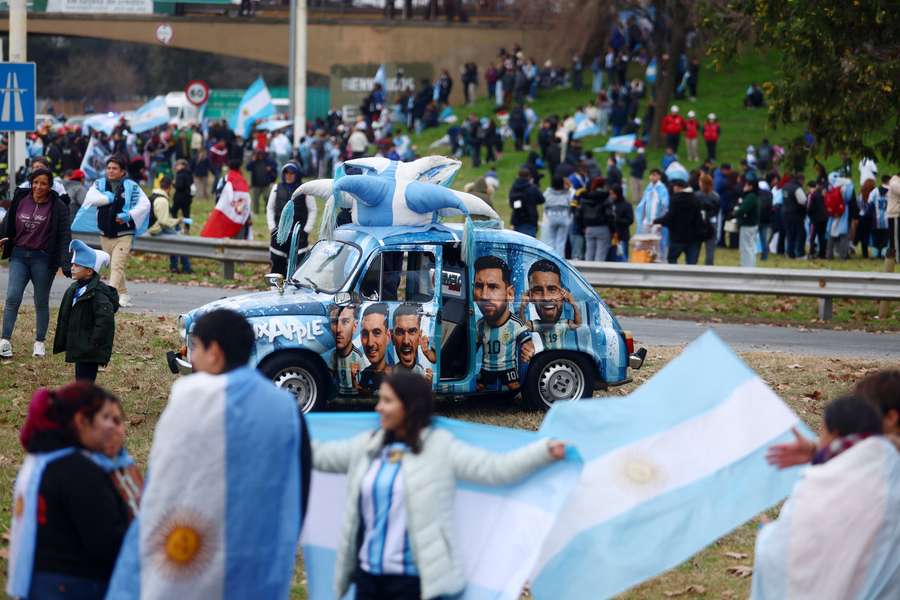 Adeptos aguardam a chegada da seleção argentina a Buenos Aires Adeptos aguardam a chegada da seleção argentina a Buenos Aires